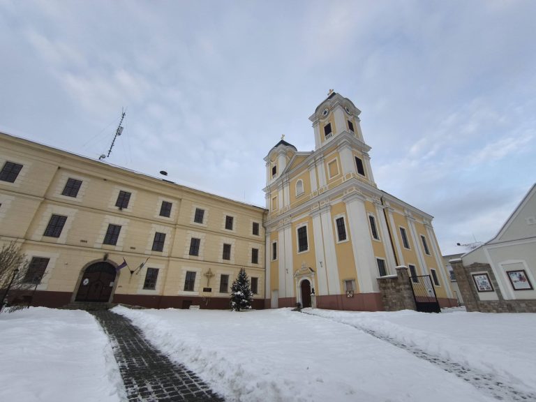 Templom és börtön egymás mellett