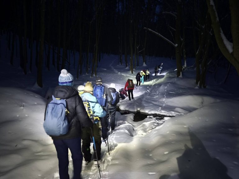 Átkelés a patakon sötétben enyhe bukfenccel