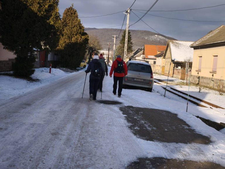 Sínek mellett jeges úton