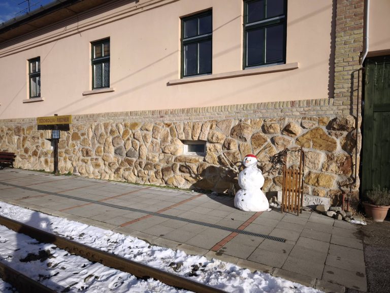 Hóember szánkóval vár a vonatra