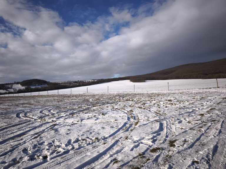 A szántóföld mögött a hegy, amire fel kell jutni