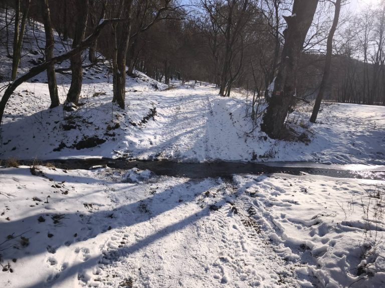 Átkelés a Kis-Hanta-patakon