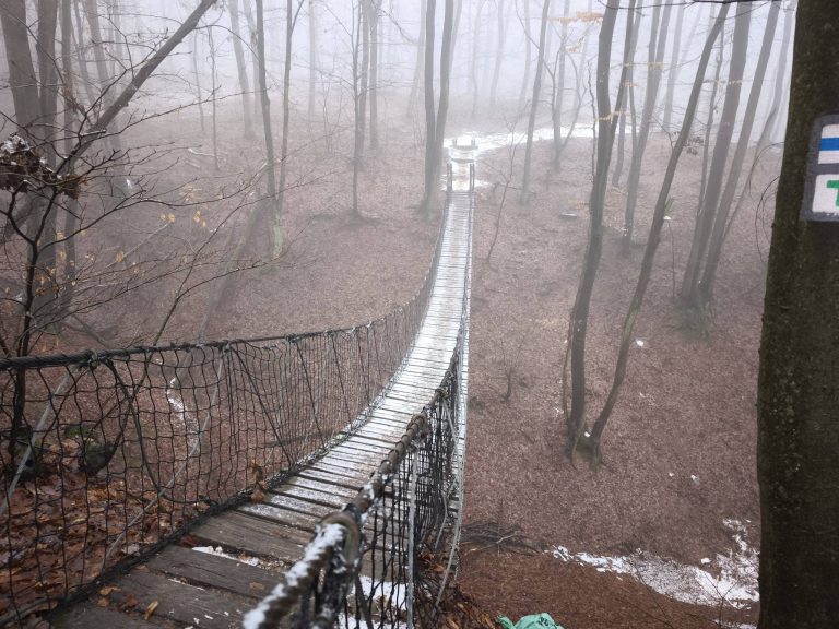 Függőhíd a Gyadai-tanösvényen