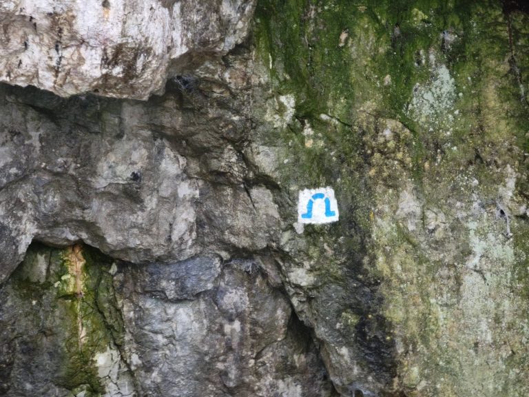 Turistajelzés a barlang falán