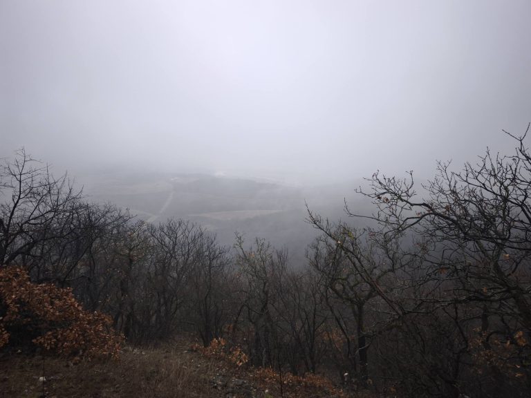 Egy újabb, félig ködbe burkolózó kilátópont