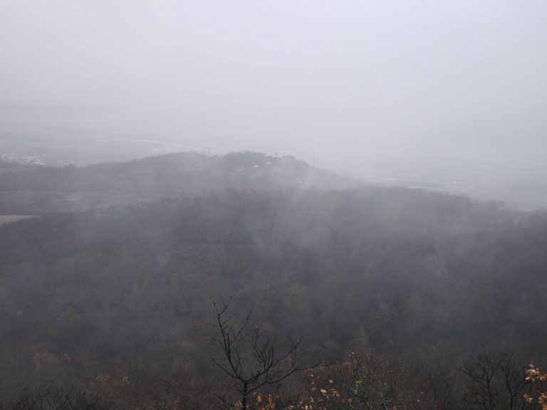 Kicsit látszanak a környező hegyek is