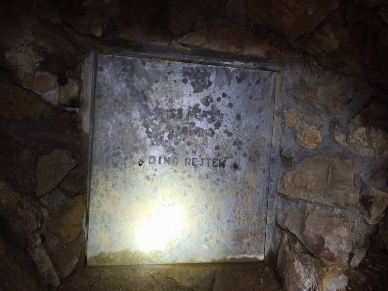 Vasajtó zárja el a bejáratot