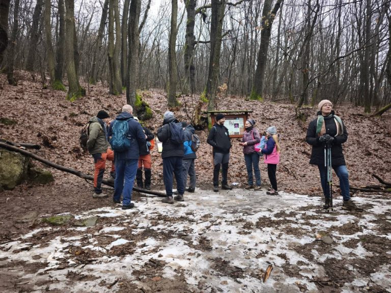 Macska-barlang előtti kis pihenőnél