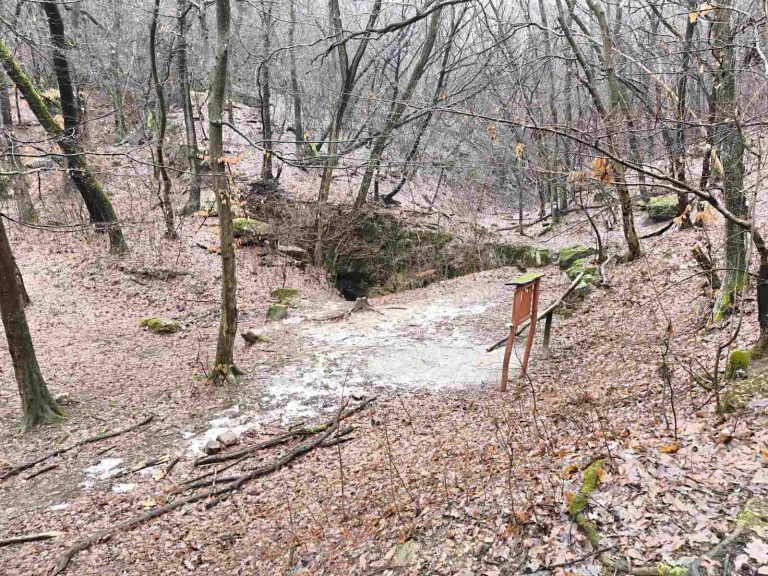 A Macska-barlang bejárata