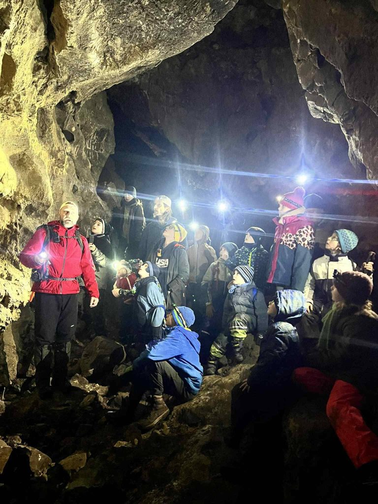 Érdeklődő gyerekek hallgatják az előadást (kép forrása: Piliscsabai Természetjáró Egyesület)
