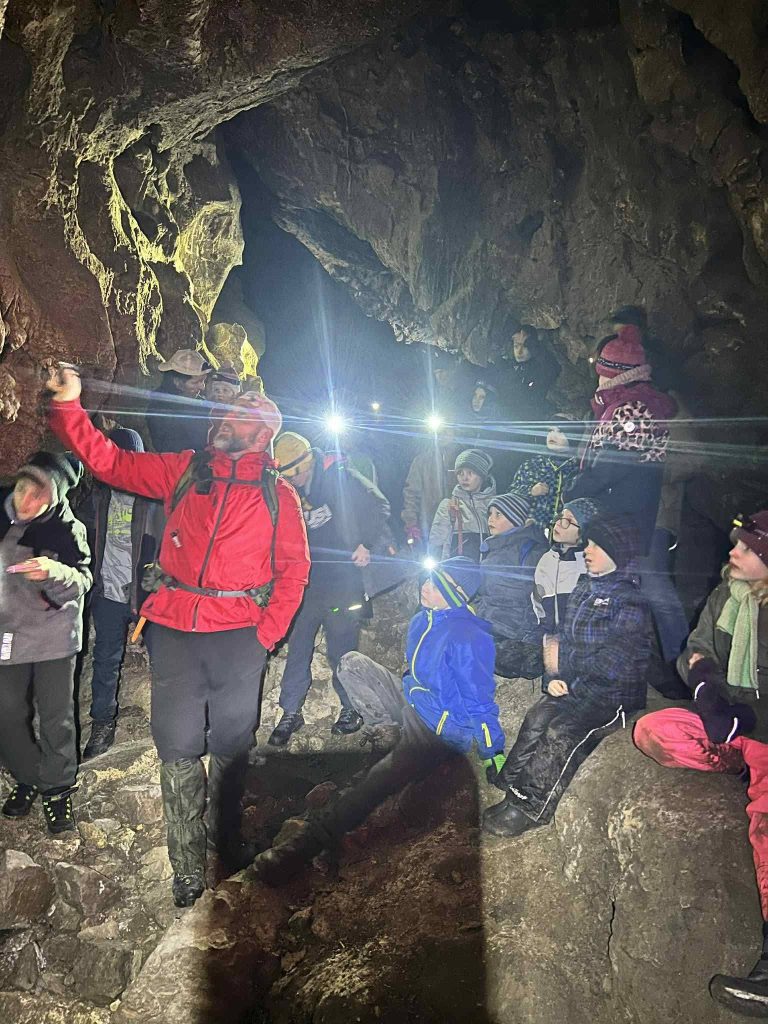 Izgalmas infók - nem lankadó figyelem (kép forrása: Piliscsabai Természetjáró Egyesület)