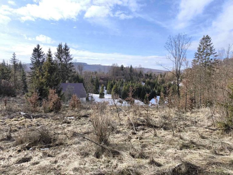 Vörösmeteor-töbör a síházzal