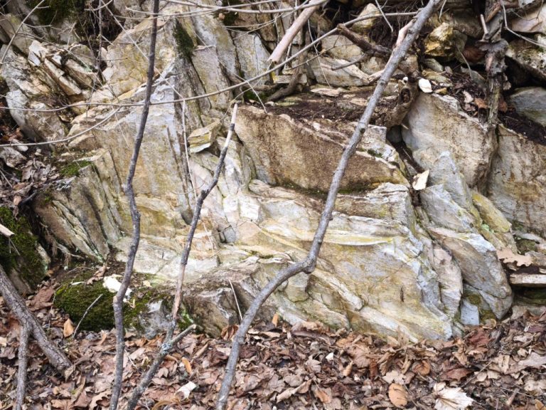 Jól látszik a palás szerkezet