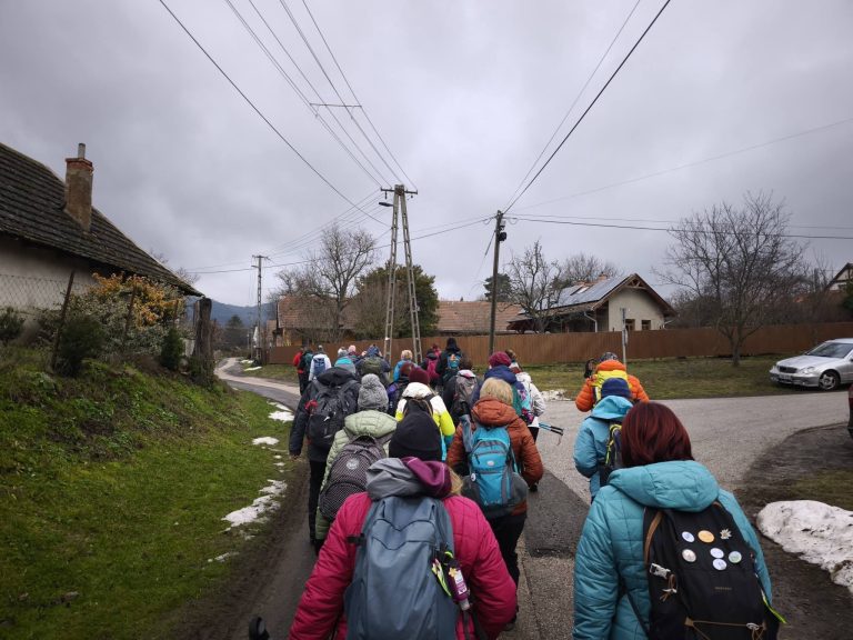 Diósjenő utcáit Távolbanézős túrázók lepték