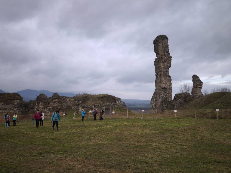 A vár belső, nagy területén szétszóródott a csapat