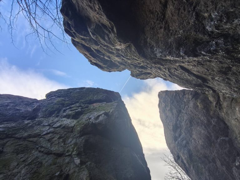 A szurdok sziklái alulnézetből