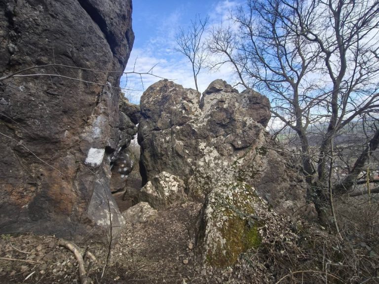 Miniszurdok Pázmánd felett