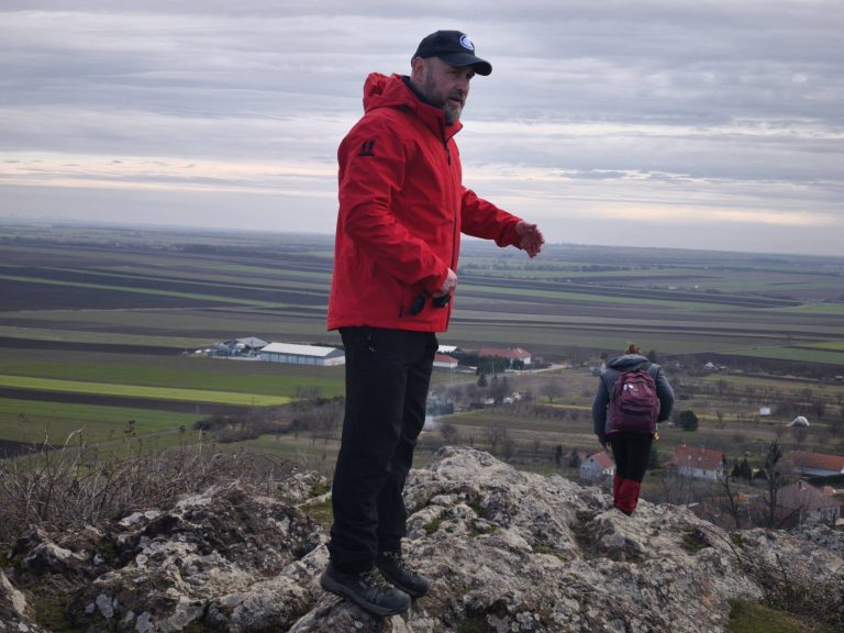 És persze van magyarázat is - itt éppen a rókaitatónak nevezett mélyedésekről