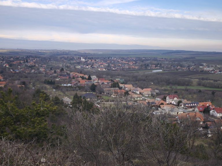 A távolban a fehér templom a pázmándi templom