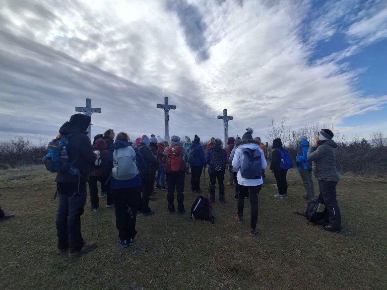 Hogyan kerülnek a keresztek a Zsidó-hegy tetejére?