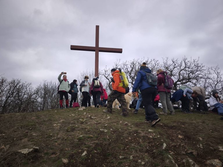 Csúcsos-hegy kereszttel
