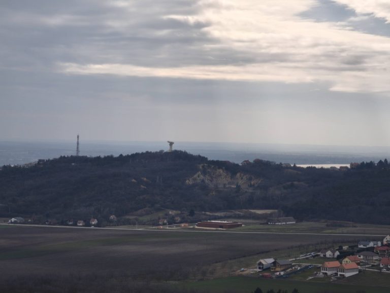 Kilátás a Csúcsos-hegyről - a Bence-hegyi kilátóval