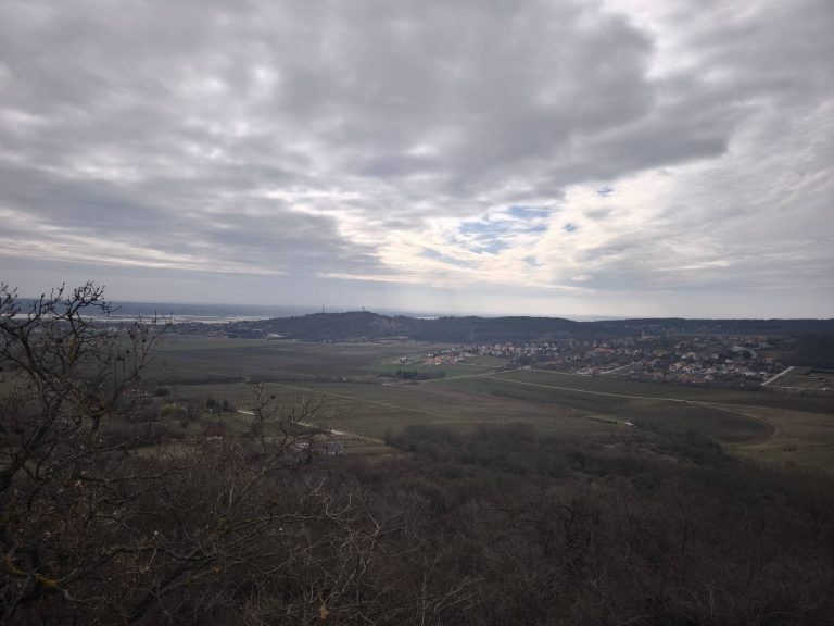 Előttünk a Velencei-hegység