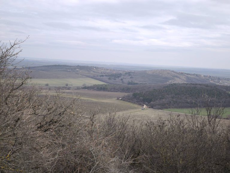 Innen inkább dombság, mint hegység