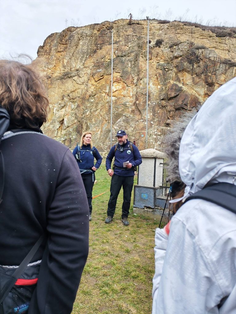 Ketten az érdeklődők kereszttüzében